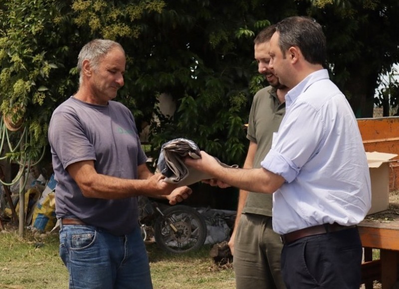 La Municipalidad de San Antonio de Areco entregó nueva indumentaria para los equipos.