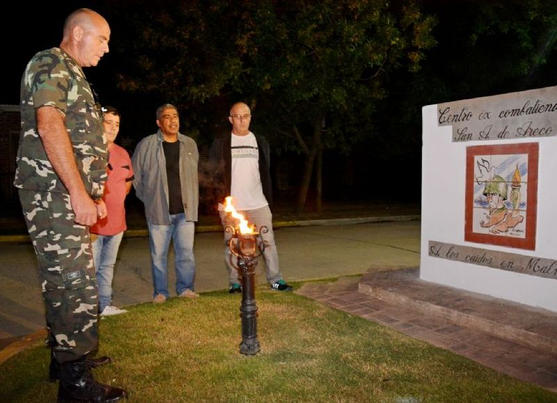 El tradicional encendido de la antorcha durante la vigilia realizada en el monolito de Alsina y Matheu.