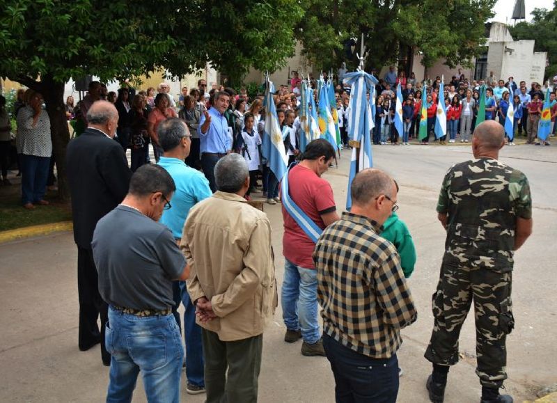 El domingo por la mañana, ex combatientes, escuelas, clubes, instituciones y vecinos participaron del acto oficial.