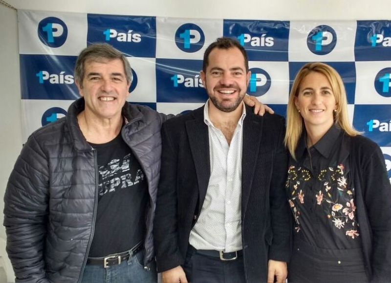 Paula Suárez y Aldo Menconi junto a el primer candidato a diputado provincial por 1País, Lisandro Bonelli.