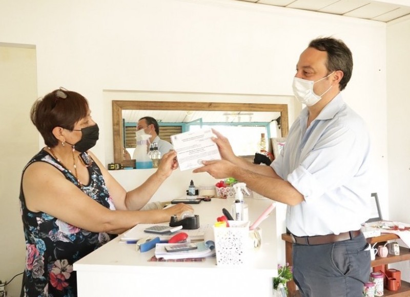 Una comerciante recibe la habilitación Municipal para su local. 