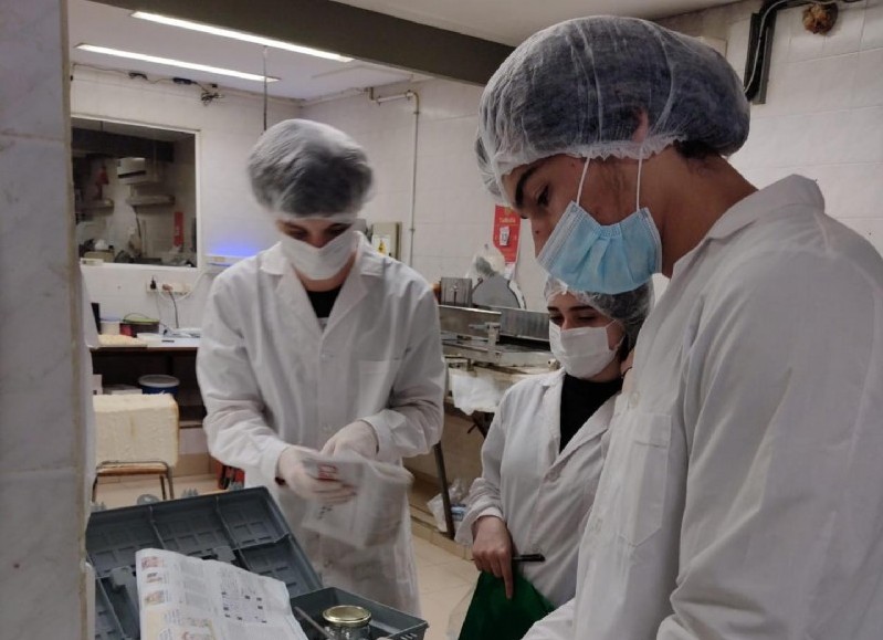 Los estudiantes siguen aprendiendo y mejorando sus técnicas para ejercer la profesión en el día a día.