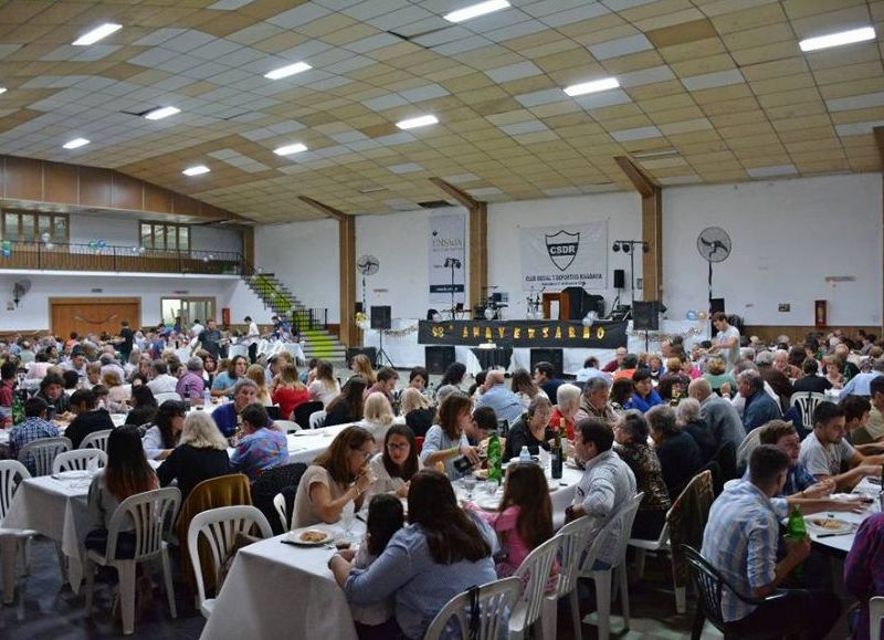 La comunidad de la institución y el municipio presentes.