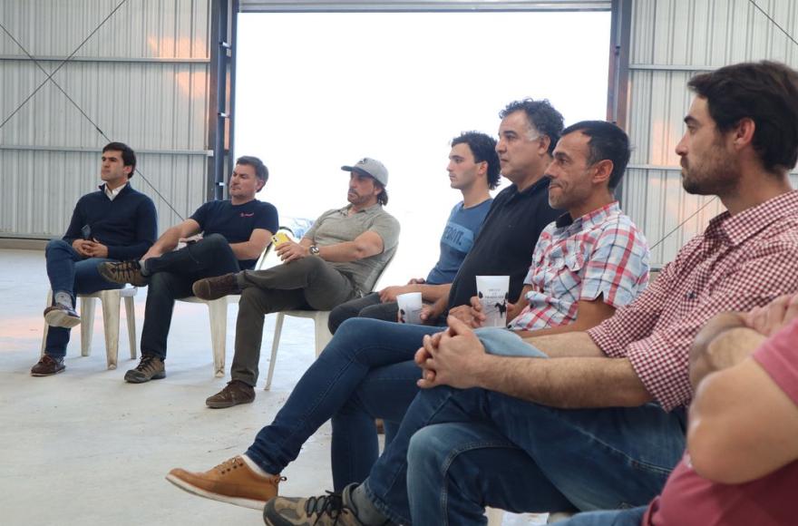 La Municipalidad de San Antonio de Areco mantuvo una reunión con los propietarios del Parque Industrial para charlar acerca de los avances y proyectos de cada empresa.