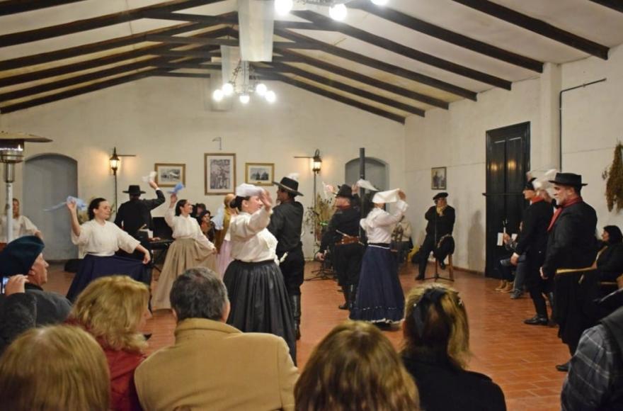 La celebración estuvo acompañada por música, poesía y danzas tradicionales.