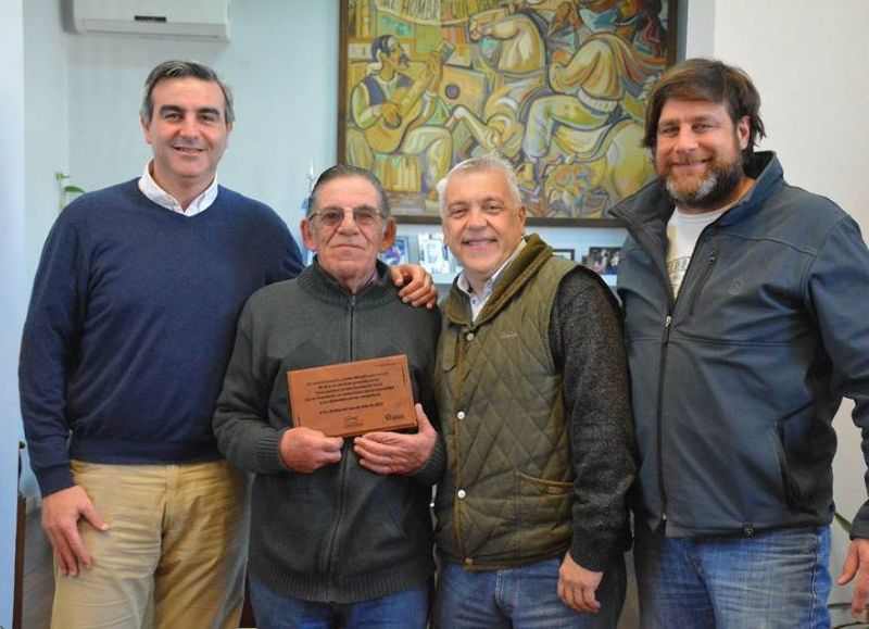 El momento de la entrega de la placa recordatoria.