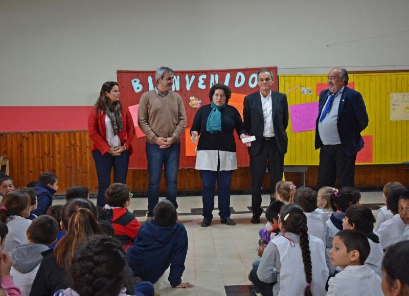 El intendente inauguró el aire acondicionado en el SUM de la Escuela Primaria N° 13.