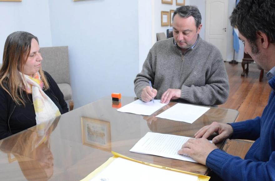 Ratto firmó el contrato que permitirá avanzar con la realización de la terminal de ómnibus.