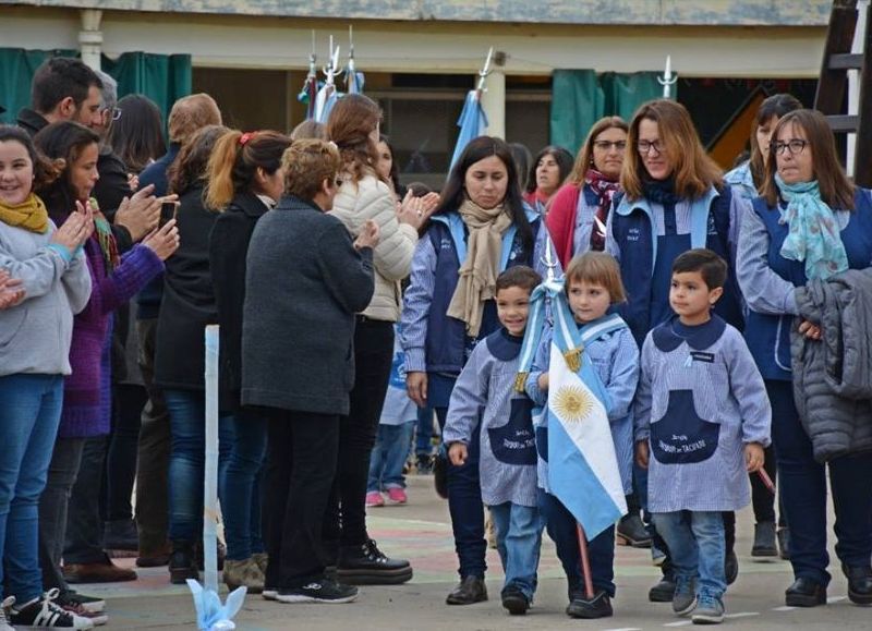 Areco se viste de celeste y blanco.