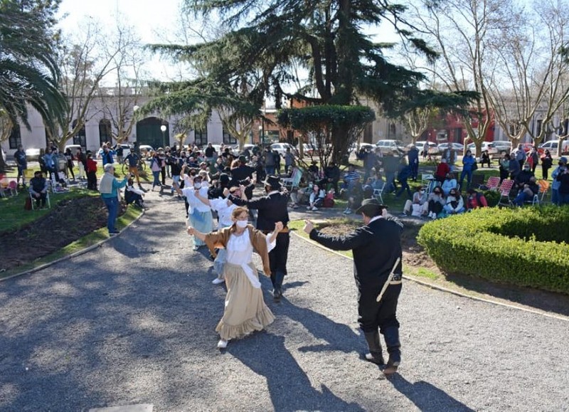 La Municipalidad de San Antonio de Areco organizó un gran encuentro junto al virtuosismo de los pintores arequeros, la música y canto.