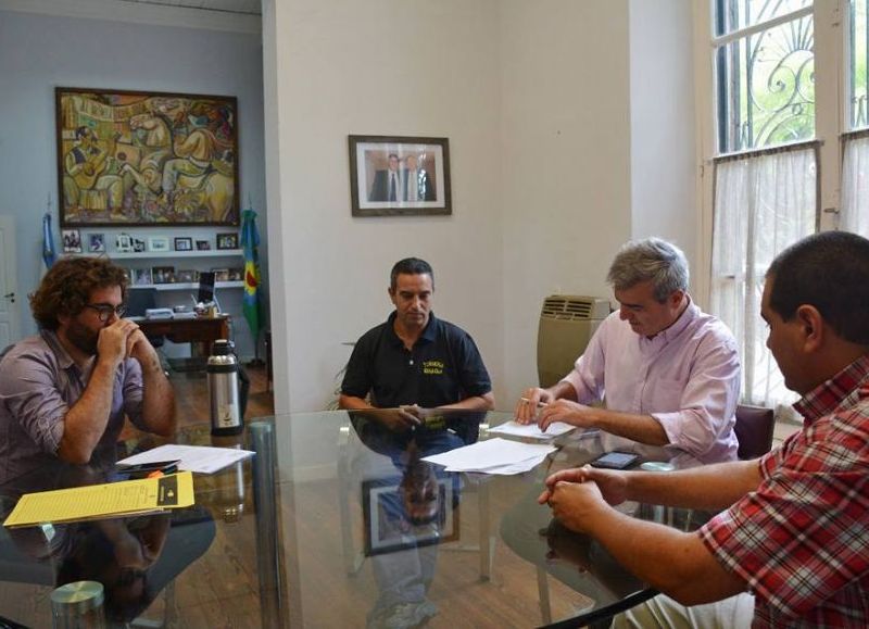 Los directivos de la empresa junto al intendente Francisco Durañona.