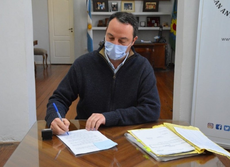 El intendente de la Municipalidad de San Antonio de Areco, Francisco Ratto, firmó un decreto para el beneficio del personal sanitario.