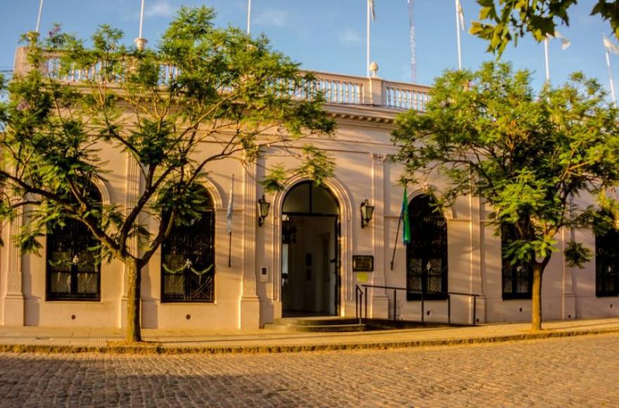 El Municipio llam&oacute; a licitaci&oacute;n para comprar una excavadora y vender dos lotes