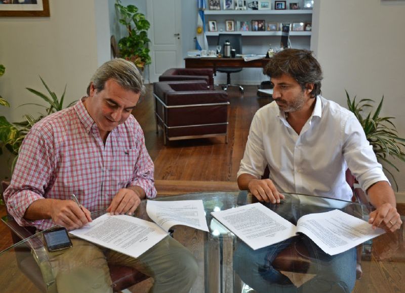 Participaron de la firma el intendente Francisco Durañona y el presidente de SANEAR, Maximiliano Voss, entre otras autoridades.