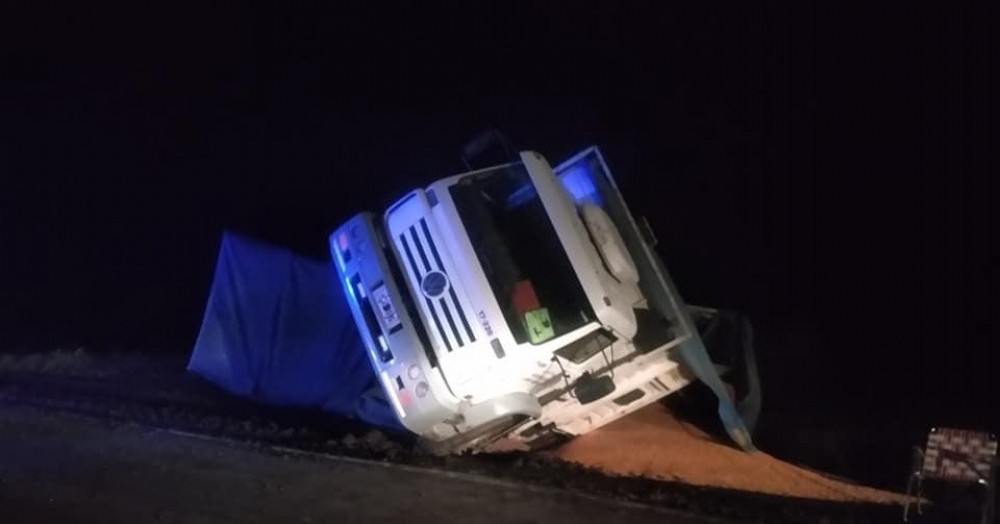Un camión volcó este viernes en cercanías de la ciudad y su conductor fue derivado por precaución al hospital Zerboni.

