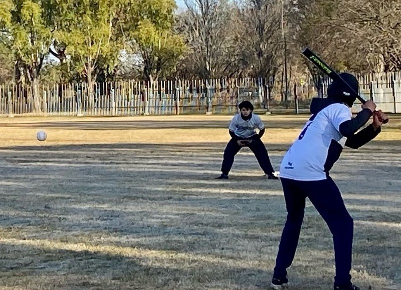 Se realizó la instancia distrital de sóftbol masculino y femenino. Donde participaron los colegios Santa María, Manuel Belgrano, San Antonio y un equipo de la Escuela de Deportes.