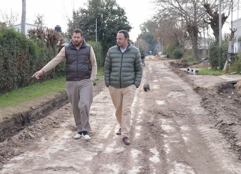 El intendente municipal Francisco Ratto realizó un recorrido en la localidad de Duggan para ver los avances de las obras que se están llevando a cabo en el lugar.