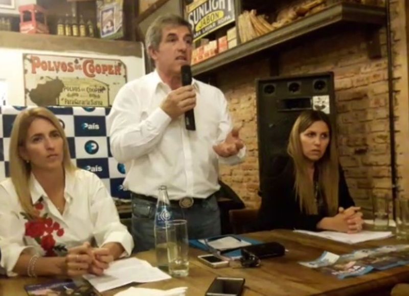 Los candidatos a concejales Paula Suárez y Aldo Menconi, y Carolina Acuña, candidata a consejera escolar.