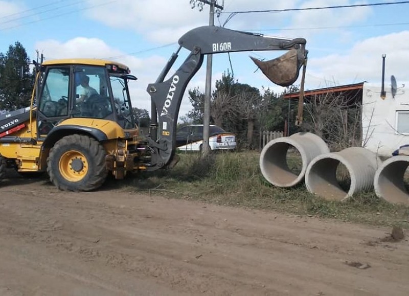 Comenzaron los arreglos sobre la calle de Villa Lía, con el objetivo de nivelar y colocar los tubos de alcantarilla para una mejor transitabilidad.