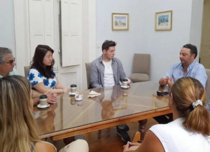 El intendente Francisco Ratto recibió a los funcionarios del Gobierno Nacional junto a la secretaria de Educación y Deportes, Sandra Rezolino.