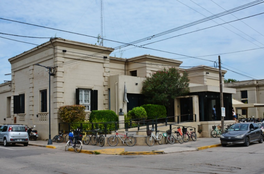 Ratto supervisó los trabajos en el techo del Hospital Zerboni.