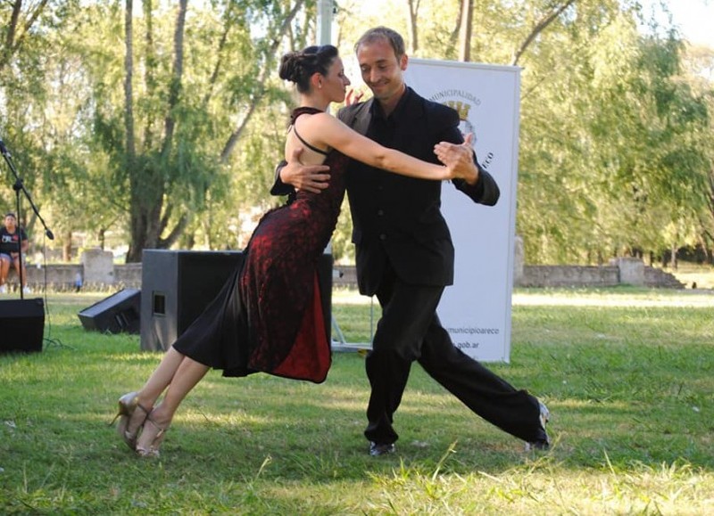 Se realizó una nueva jornada de Areco Río Arte en otra linda tarde de música, danza y pintura en el marco de la semana de la mujer.