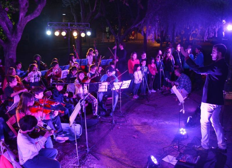 Padres y familiares disfrutaron de la presentación al aire libre frente a las puertas de la Municipalidad.