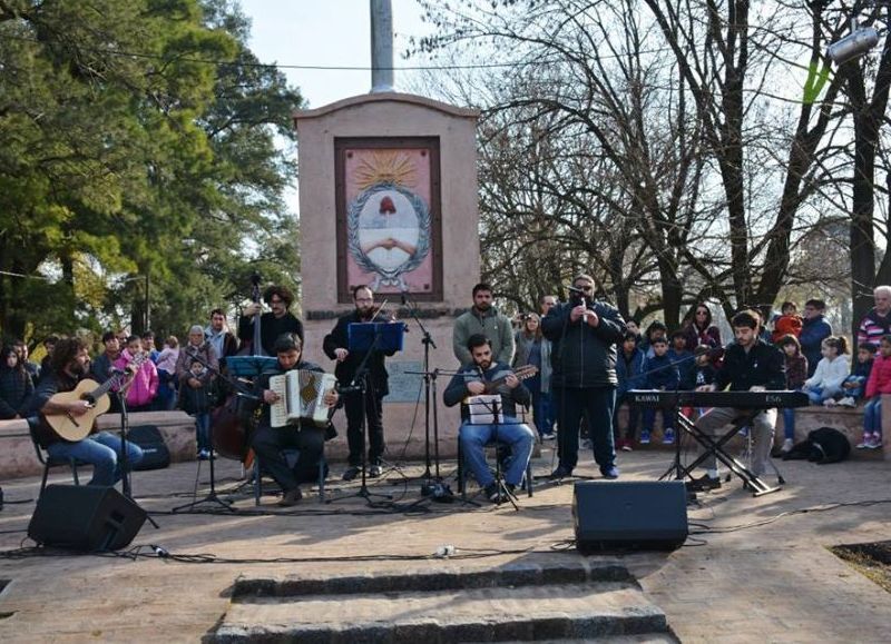 La Orquesta Surera de Areco interpretó en vivo el Himno Nacional Argentino.