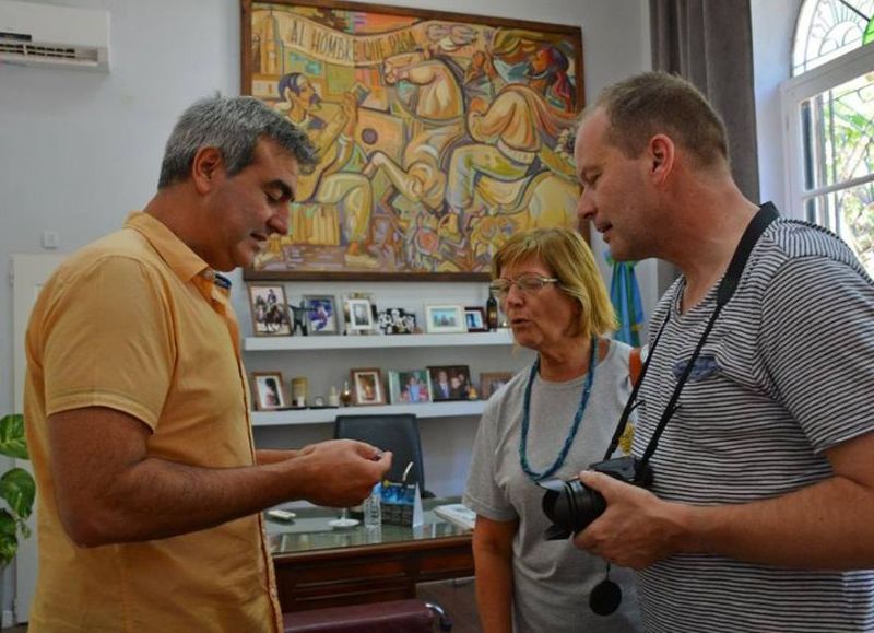 Cálido diálogo entre el visitante y el intendente.