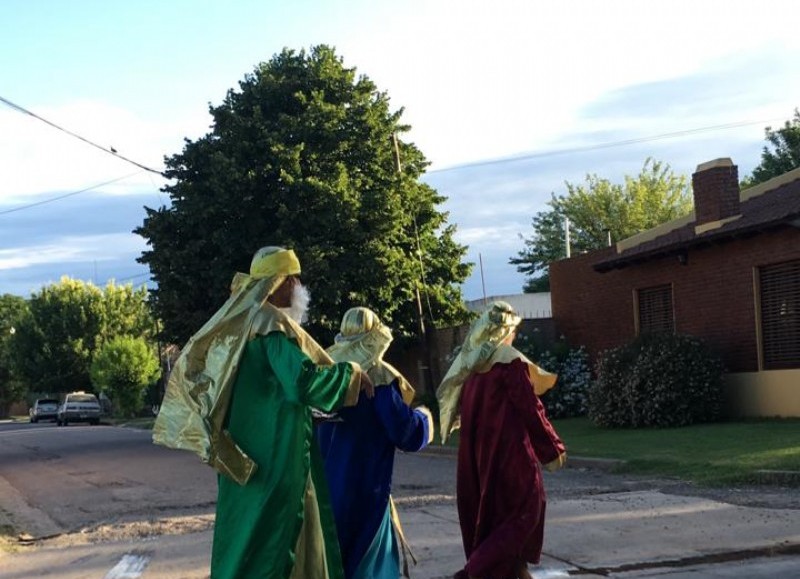 La Municipalidad de San Antonio de Areco organiza junto con los Reyes Magos Gaspar, Melchor y Baltasar, una recorrida en los distintos barrios de la ciudad.