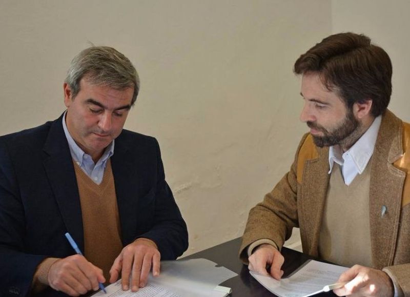 El intendente Francisco Durañona durante la firma del convenio.