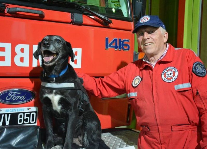 Camila integra la brigada K-9 del cuartel de Bomberos Voluntarios local.