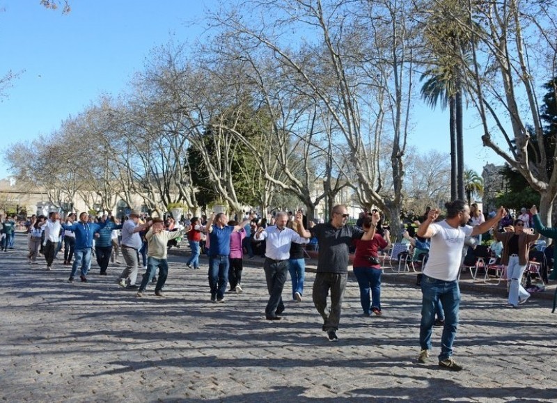 La peña fue por el aniversario de Arellano, donde los que asistieron disfrutaron de una jornada de baile y música.