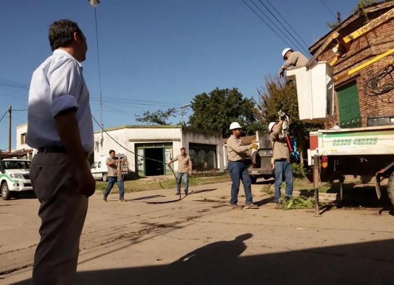 Los equipos de Defensa Civil, Espacios Verdes y Desarrollo Social se encuentran trabajando en los daños ocasionados por el fuerte temporal, abocados en reducir riesgos y proteger la integridad de la población.