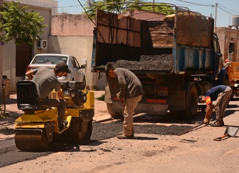 La Municipalidad de San Antonio de Areco continúa realizando bacheos urbanos para la comunidad.