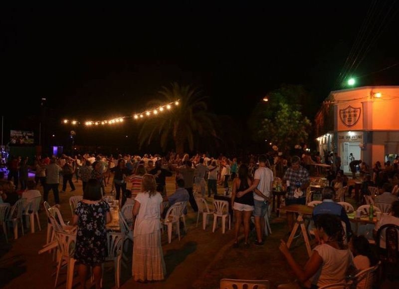 Se armó la fiesta en la puerta del club.