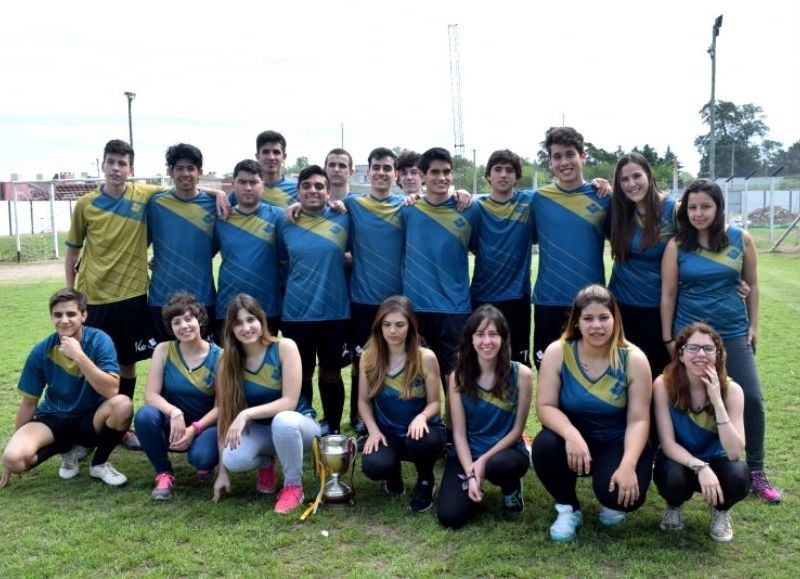 35 estudiantes competirán en siete disciplinas deportivas. Los ganadores pasan a la instancia nacional.