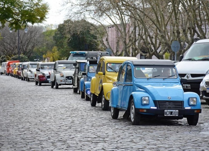 La Municipalidad de San Antonio de Areco recibió a los vecinos de diferentes localidades en su Citroen, celebrando el 12° encuentro de Citroneros en la ciudad.