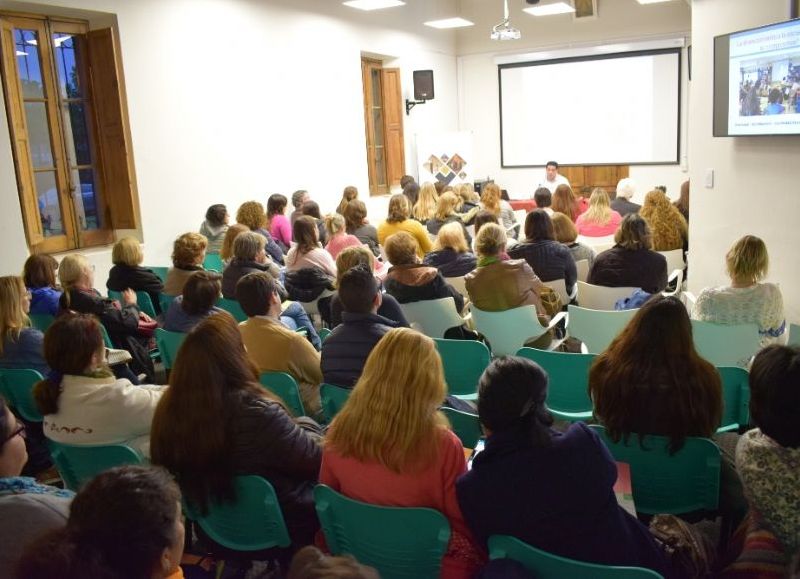 La presentación reunió a gran cantidad de docentes, directivos e interesados en este ciclo de complementación.