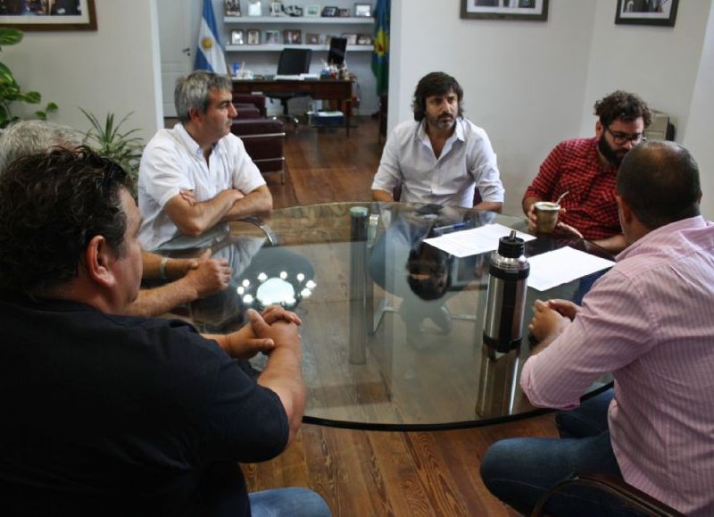 El intendente Francisco Durañona encabezó la firma de los contratos.