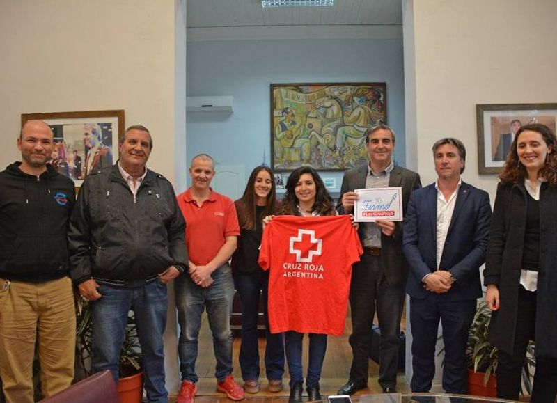 El intendente Francisco Durañona junto a los representantes de Cruz Roja.