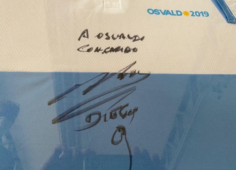 El autógrafo de Diego Armando Maradona al intendente. 