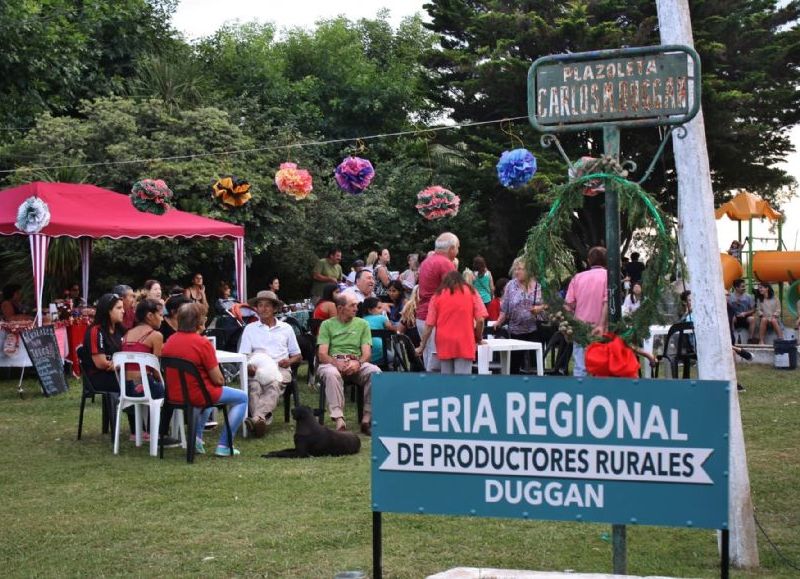 Productores y artesanos locales participaron de una feria donde expusieron sus trabajos.
