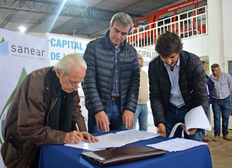 La firma entre el intendente y el representante de la empresa estatal SANEAR.