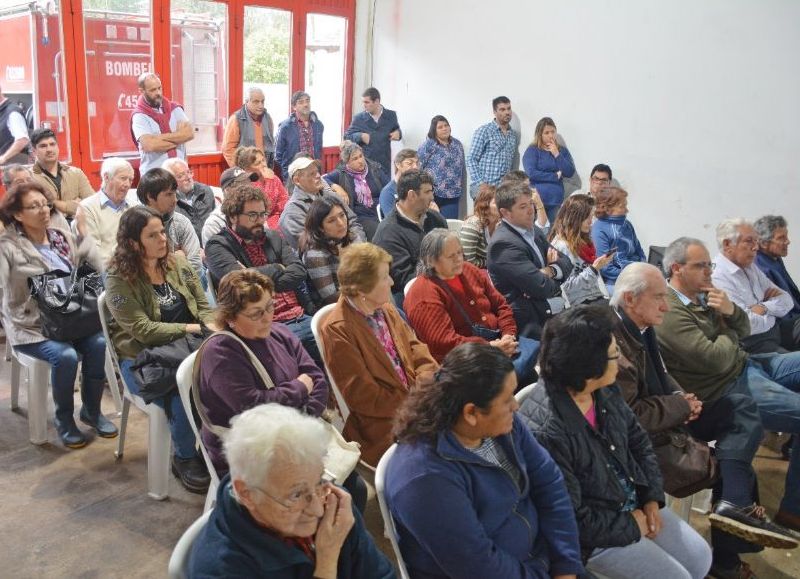 Vecinos presenciaron la firma entre el intendente y el representante de la empresa estatal SANEAR.