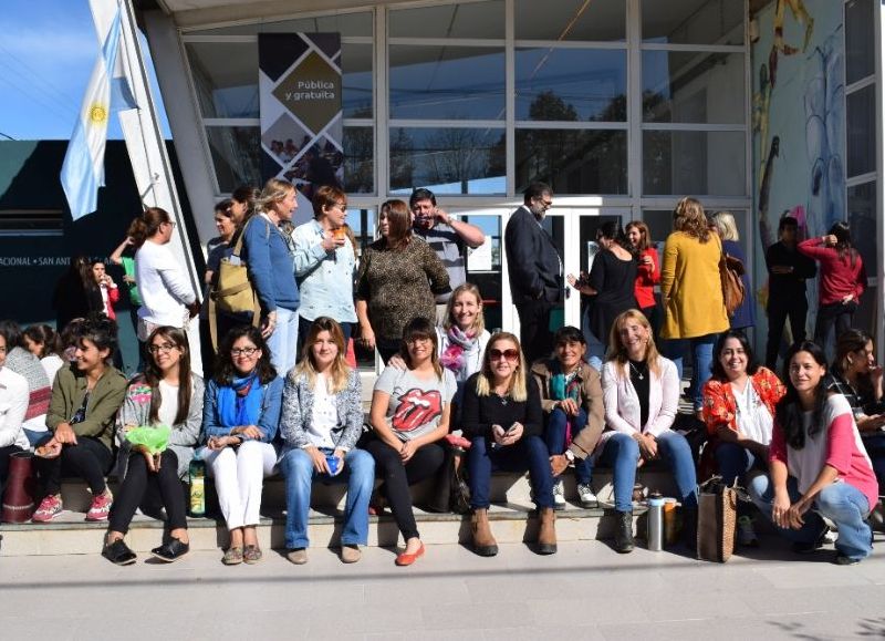 La nueva carrera convocó a un centenar de docentes que iniciaron sus clases el sábado.