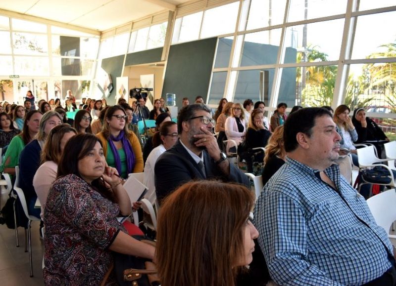 La nueva carrera convocó a un centenar de docentes que iniciaron sus clases el sábado.