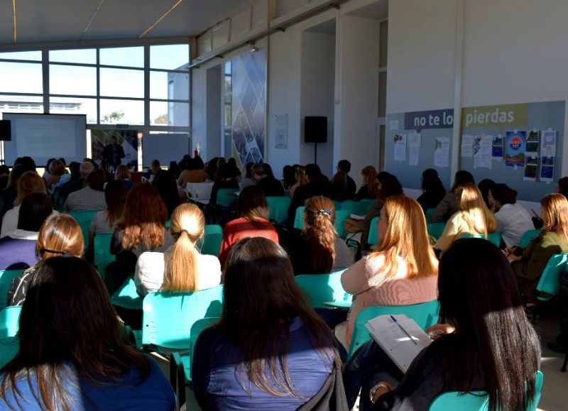 La nueva carrera convocó a un centenar de docentes que iniciaron sus clases el sábado.