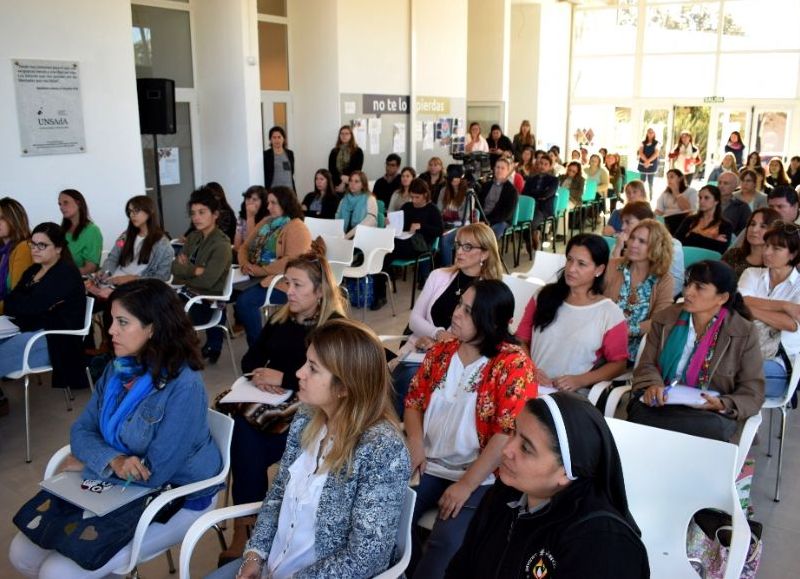 La nueva carrera convocó a un centenar de docentes que iniciaron sus clases el sábado.