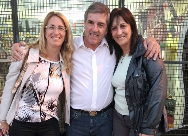 Mirta Tundis junto a los candidatos locales, Aldo Menconi y Paula Suárez.